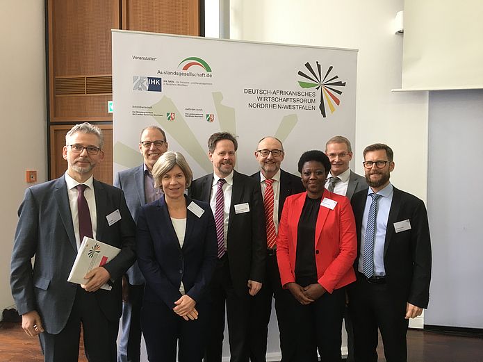 v.l.n.r.: Uwe Glaser (S-International Westfalen), Hanns Dahm (S-International Rhein-Ruhr GmbH), Gesa Kiel (Helaba), Florian Von Eisenhart-Rothe (DEG - Deutsche Investitions- und Entwicklungsgesellschaft mbH), Carsten Deetz (Sparkasse Saarbrücken, Relationship Manager S-CountryDesk), Nadine Robert-Zehe (Africa Expert), Markus Mues (S-International Westfalen, Relationship Manager S-CountryDesk), Thomas Konitzer (Sparkassenstiftung für Internationale Kooperation e.V.)