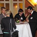 Die Kunden nutzen den Abend für den Dialog mit ihren Beratern.