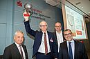 v.l.n.r.: Matthias Peschke, Hartmut Wätjen von der Sparkasse Hannover (in Vertretung für Jacqueline Lehmberg), Michael Kompa und Laudator Ernst-Josef Mesterom