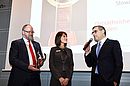SCD-Geschäftsführer Michael Kompa überreicht Jitka Benisch (Ostsächsischen Sparkasse Dresden) den SCD-Award