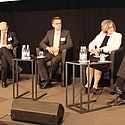 Fachvorträge mit Vertretern aus Wirtschaft und Politik informieren das Publikum über aktuelle Themen