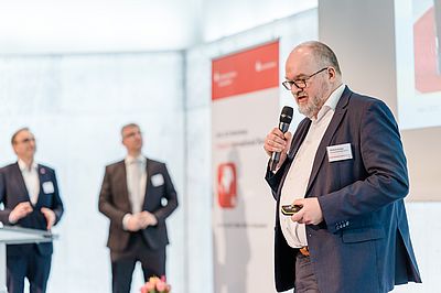 im Vordergrund: Michael Kompa