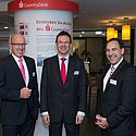 Die zwei Kölner Gastgeber-Sparkassen vertreten durch (vlnr) Henry Rehkuh, Josef Hastrich (Vorstand - Kresissparkasse Köln) und Michael Nißl.